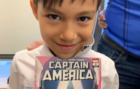 Un pequeño Capitán América pide asilo ante una jueza de inmigración en EE.UU.
