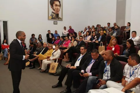 Asamblea imparte seminario de ética, pero sin la presencia de los diputados