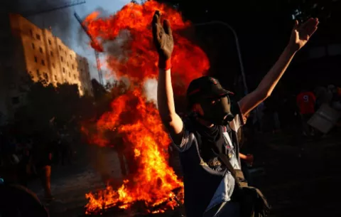 Disfraces y algunos disturbios marcan las protestas en Chile en el día de Halloween
