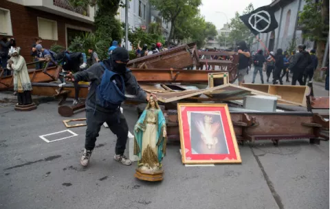 Manifestantes chilenos saquean iglesia y usan imágenes para construir barricadas 