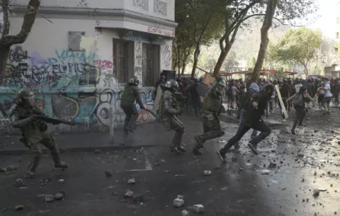 Policía de Chile suspende de manera temporal uso de perdigones en protestas