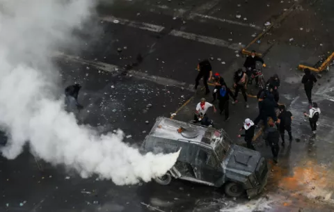 Sebastián Piñera rechaza dimitir y promete investigar los abusos policiales en las protestas