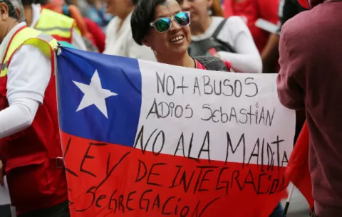 Chilenos vuelven a las calles y rodean la sede del Congreso en Santiago en rechazo a Piñera
