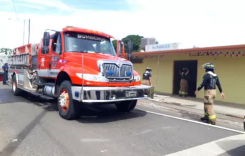 Desalojan escuela de Chitré por incendio en laboratorio de medicamentos
