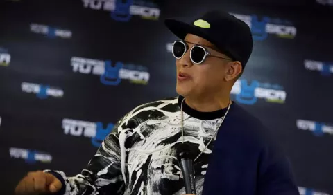 Daddy Yankee visita centro comercial después de 15 años
