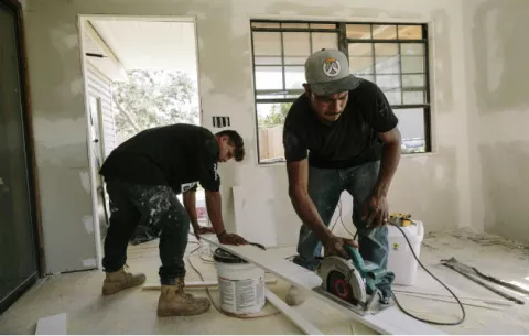 Migrantes reparan los daños causados por huracanes en EE.UU.