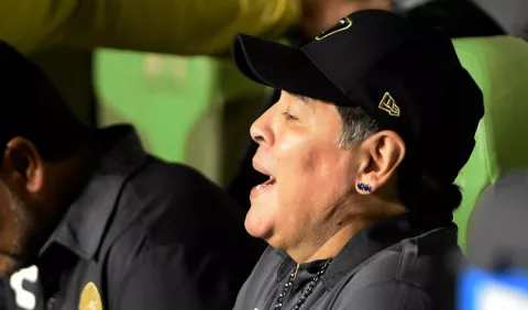 Dos meses después, Diego Maradona renuncia a la dirección técnica de Gimnasia La Plata