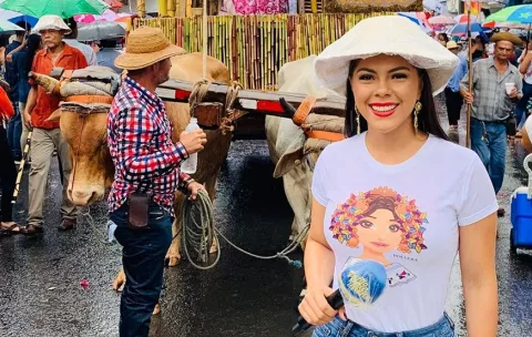 Doralis Mela, emocionada porque su papá recibió un reconocimiento en su nombre 