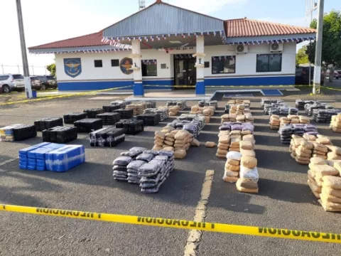 Incautan dos mil paquetes de drogas al sur de Punta Mala 
