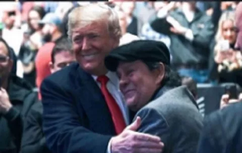 Roberto 'Mano de Piedra' Durán y su abrazo a Donald Trump en el UFC 244