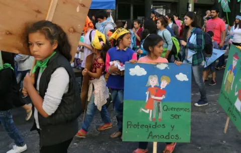 Tildan de "impresentable" el veto al registro de los violadores de menores en Ecuador