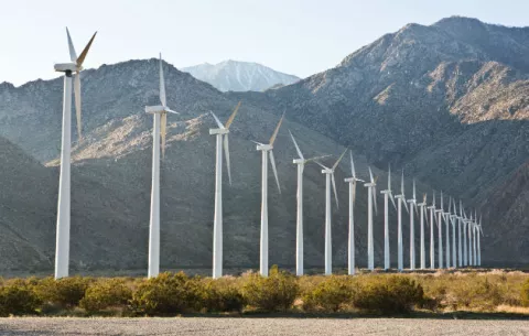 El mundo batalla entre gas y energía alternativa