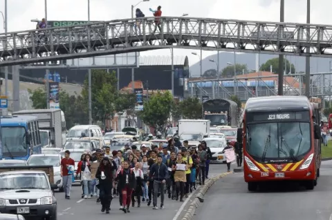 A ritmo de carnaval Bogotá protesta en segundo "paro nacional" contra Iván Duque