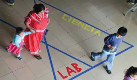 Charla pública: 'Entrelazando arte, ciencia y comunidad'