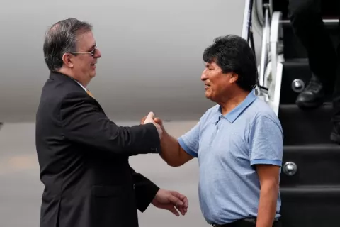 Evo Morales llega a México tras recibir asilo político