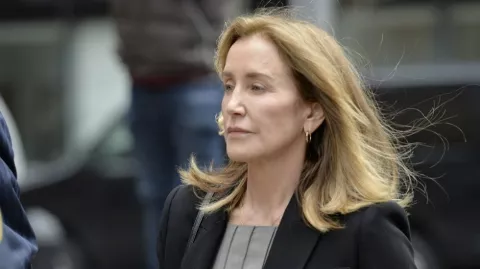 Felicity Huffman. tras salir de prisión,  ayudará a reclusas