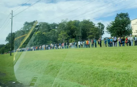 Largas filas en última feria de empleo del Mitradel