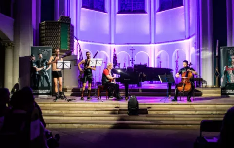 Incluyen el fetichismo en los eventos de música clásica