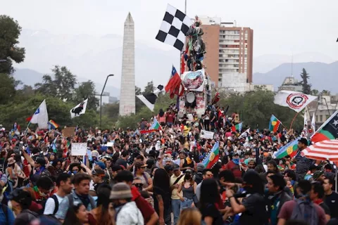 Miles de personas salen a la calle para celebrar un mes de protestas en Chile