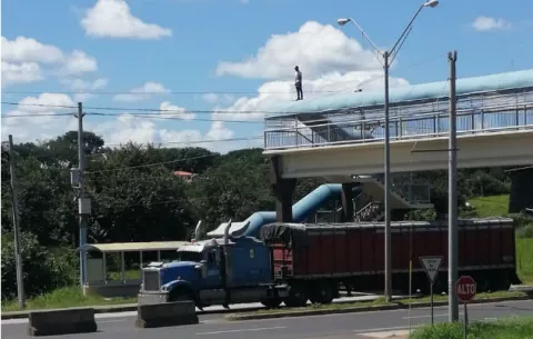 Joven desiste de lanzarse desde un puente peatonal en la ciudad de Chitré 