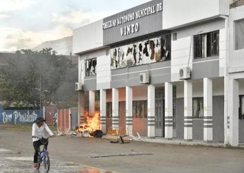 Una turba incendia el ayuntamiento de Vinto y ataca a su alcaldesa en Bolivia