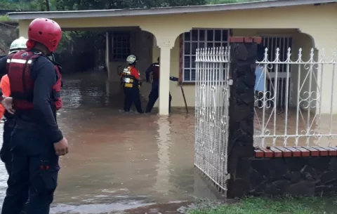 Sinaproc advierte que fuertes lluvias se mantendrán por 24 horas más 