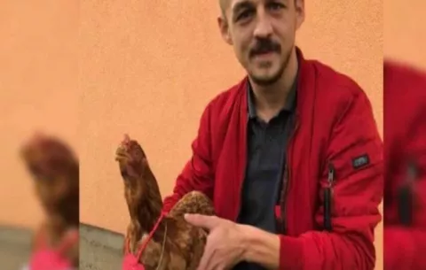 Futbolista mata de una patada a una gallina en pleno partido