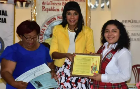 Alumna talentosa colonense gana premio de ensayo sobre adultos mayores