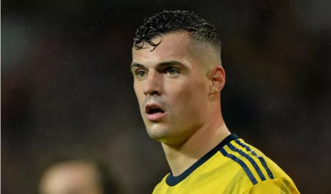 Jugador del Arsenal denuncia que recibe amenazas contra su esposa y desean que su hija tenga cáncer
