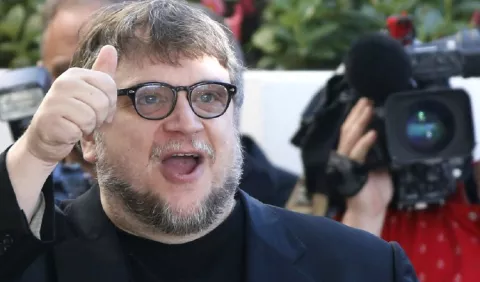 Guillermo del Toro acusa a cervecera Victoria de haber robado su imagen