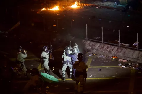 La policía allanó una universidad de Hong Kong ocupada por manifestantes 