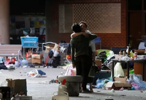 Decenas de estudiantes de la Universidad Politécnica de Hong Kong resisten atrincherados a pocas horas de las elecciones