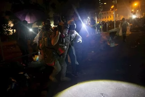 Manifestantes atacan a la policía para permitir la salida de sus compañeros del a universidad
