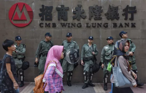 Unos 200 detenidos durante los violentos disturbios del sábado en Hong Kong