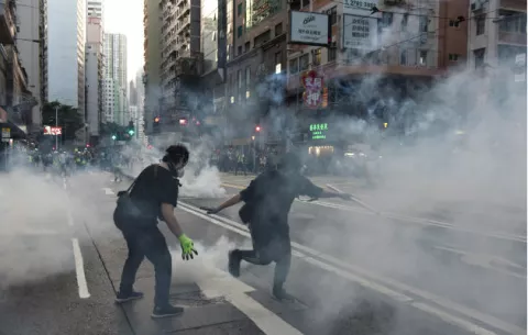 Violentos choques en Hong Kong entre la Policía y grupos de manifestantes