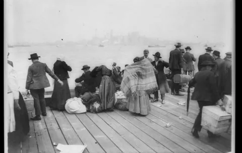 Inmigrantes pobres tienen más éxito económico que los nacidos en EE.UU.