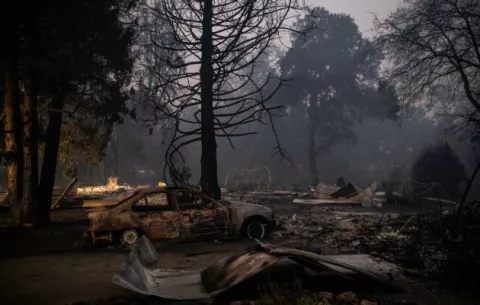 Californianos se alistan para huir del fuego