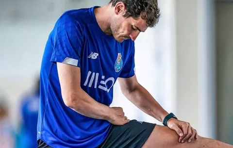 Iker Casillas se vuelve a calzar los tacos luego de sufrir infarto
