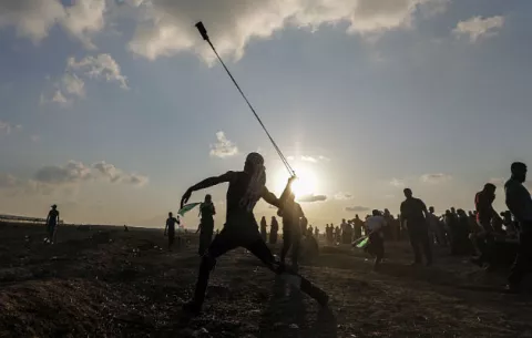 Aviones israelíes atacan sitios de militantes palestinos en la Franja de Gaza