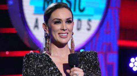 Jacky Bracamontes regresa después de su cirugía estética