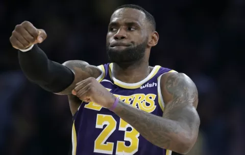 LeBron James  hace historia al lograr triple-doble contra todos los equipos de la NBA