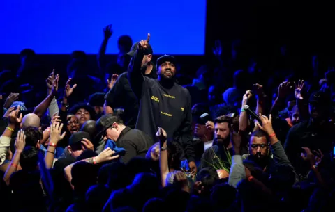 El rapero Kanye West da un giro musical hacia temas religiosos