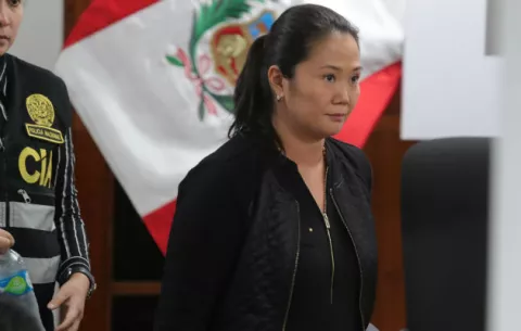 Keiko Fujimori reaparece en familia, un día después de dejar prisión en Perú