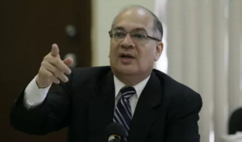 El presidente del Colegio Nacional de Abogados considera que lo más saludable es  que se separe a Kenia Porcell