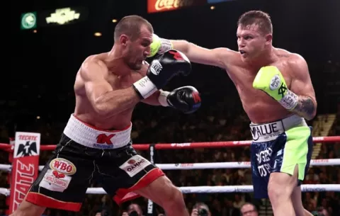 Canelo Álvarez manda a la lona a Kovalev y es tetracampeón mundial