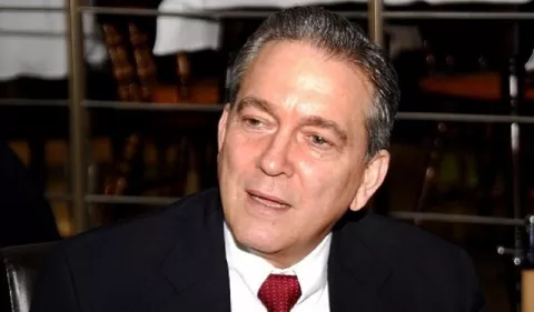 Procurador no debe responder a altos poderes