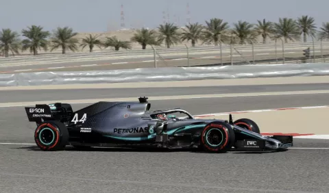 ¿Lewis Hamilton se deja seducir por la coquetería de Ferrari?