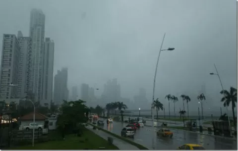 Vías anegadas tras tormentas con lluvias que azota la ciudad de Panamá y el interior del país