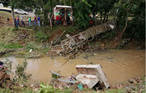 Crecida del río Burunga se lleva un puente peatonal e inunda varias casas 