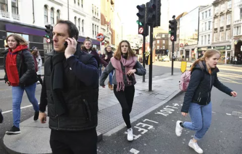 Policía trata como atentado terrorista el ataque con cuchillo en el puente de Londres